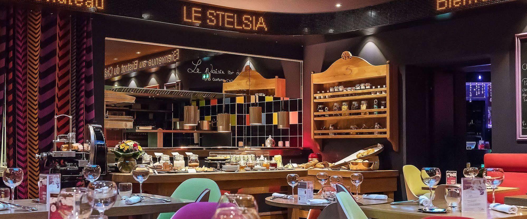 Le Stelsia Resort Saint-Sylvestre-sur-Lot Exteriör bild